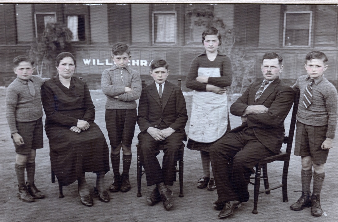 onellato family, Lockleys 1935. L-R: Nano, Elisabetta, Albert, Lui, Rosina, Secondo, Lino.
