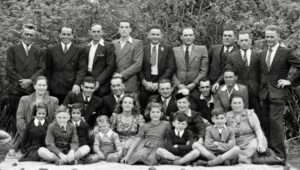 Group of Veneto families and single men. 'Lockleys', c mid-late 1940s. Photo courtesy Chris Rebellato nee Mattiazzo.